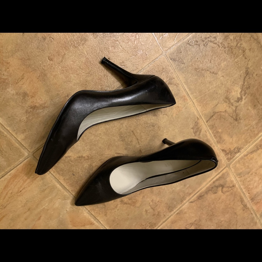 Black pumps